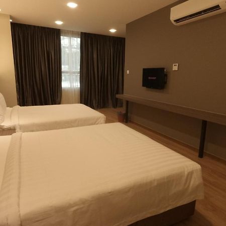 ยู ดีไซน์ โฮเต็ล กัวลาลิปิส Hotel ภายนอก รูปภาพ